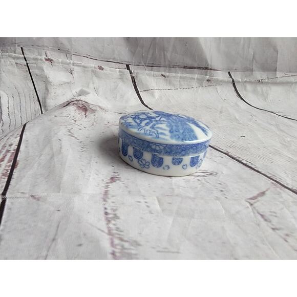 Vintage Chinese Chinoiserie Peacock Blue & White Porcelain Lidded Trinket Box - Picture 4 of 9